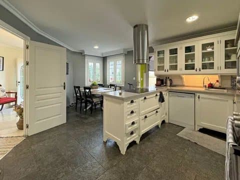 Villa in Manantiales with Guest Apartment thumbnail 24