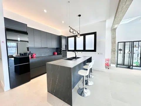 Penthouse on Calle Granados with wraparound terrace thumbnail 5